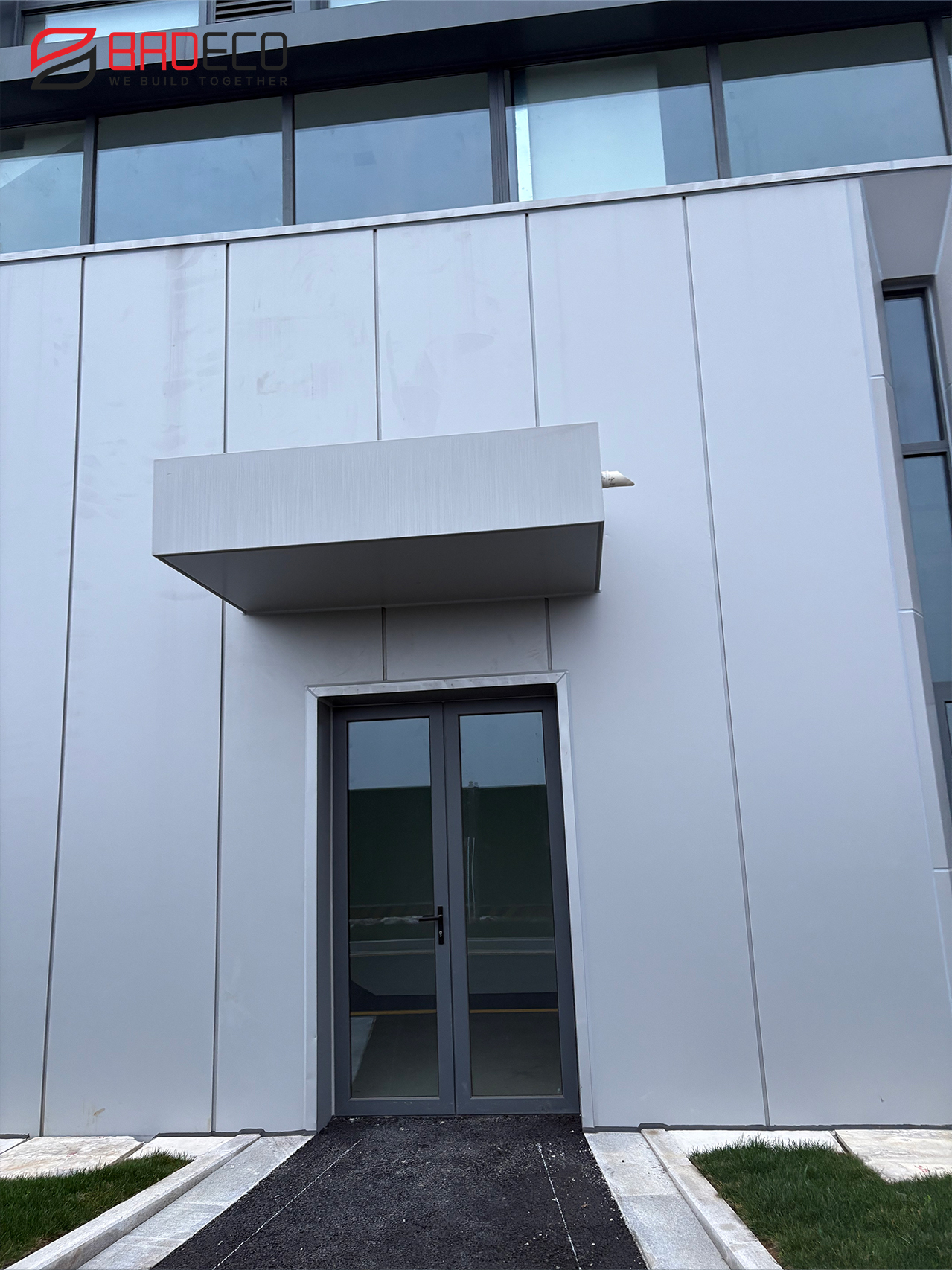 Vertical facade cladding system using BRD polyurethane edge-sealed rockwool panels for biomedical industrial building