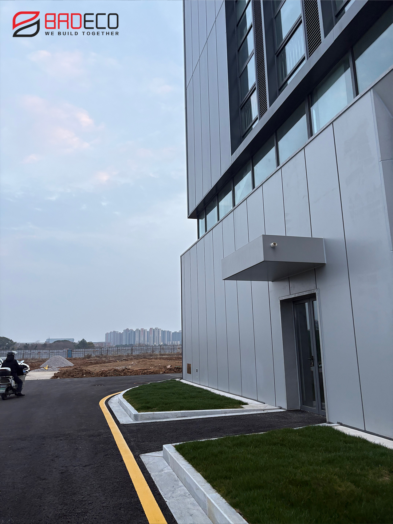 BRD polyurethane edge-sealed rockwool sandwich panels installed vertically at Nanjing Gaochun Biomedical Industrial Park facade