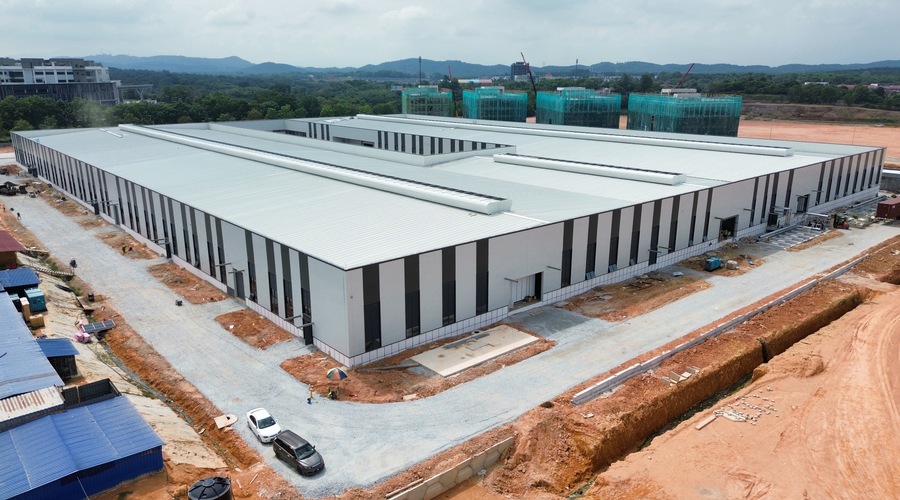 High-quality sandwich panel designed for factory walls, featuring durable outer metal sheets and insulated core for thermal efficiency and structural strength in industrial buildings.