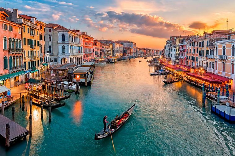 for-an-intimate-proposal-aboard-a-gondola-in-venice-italy-80123-2
