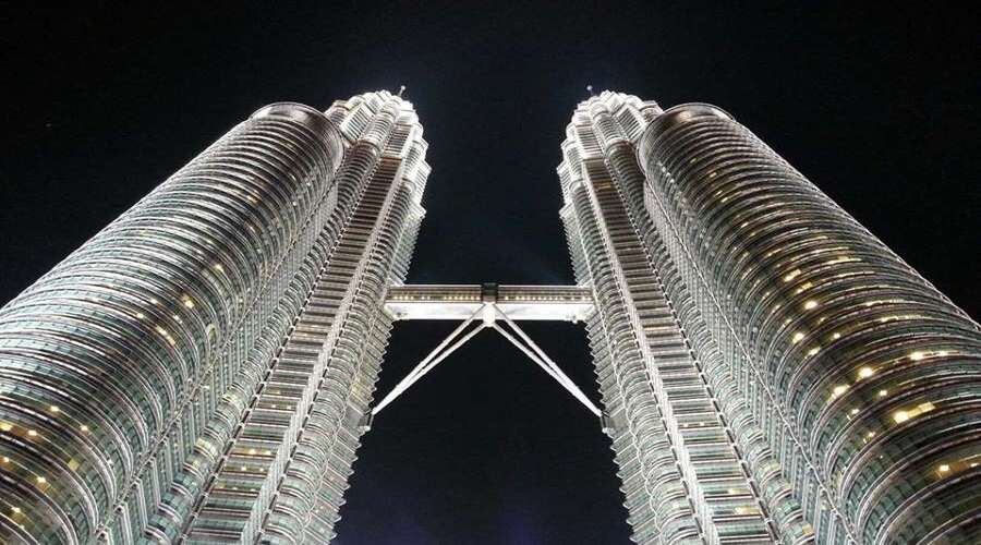 klc-skybridge-ticket-price-lets-you-get-up-to-the-bridge-between-the-towers (1)
