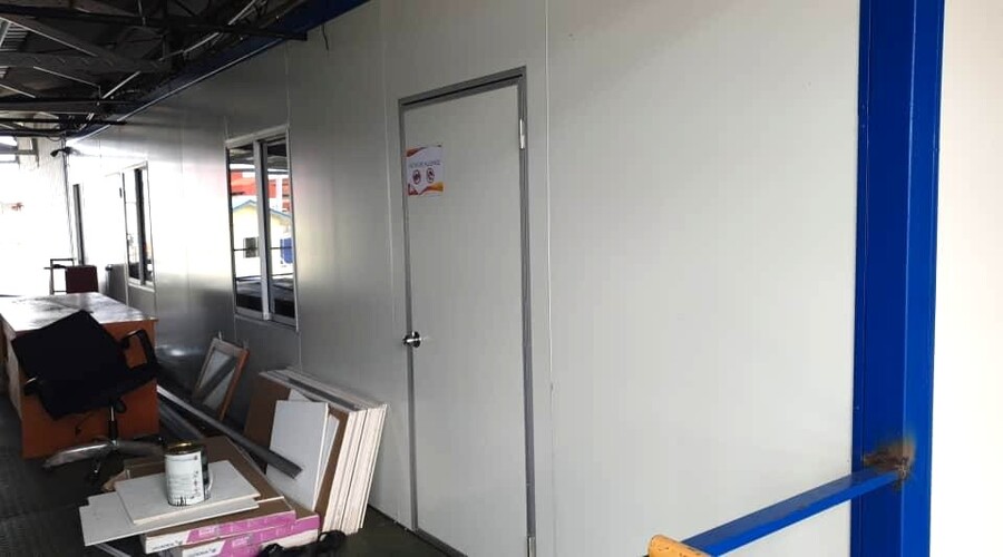 BRDMY team installing PU sandwich panels for a modular cabin office, ensuring fast and efficient construction on-site